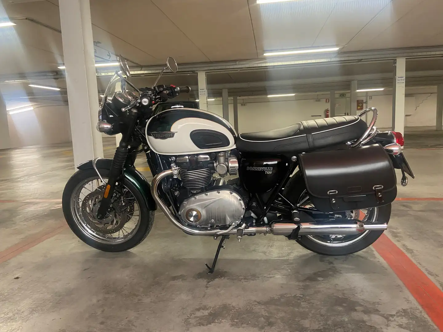 Triumph Bonneville T120 Vert - 1