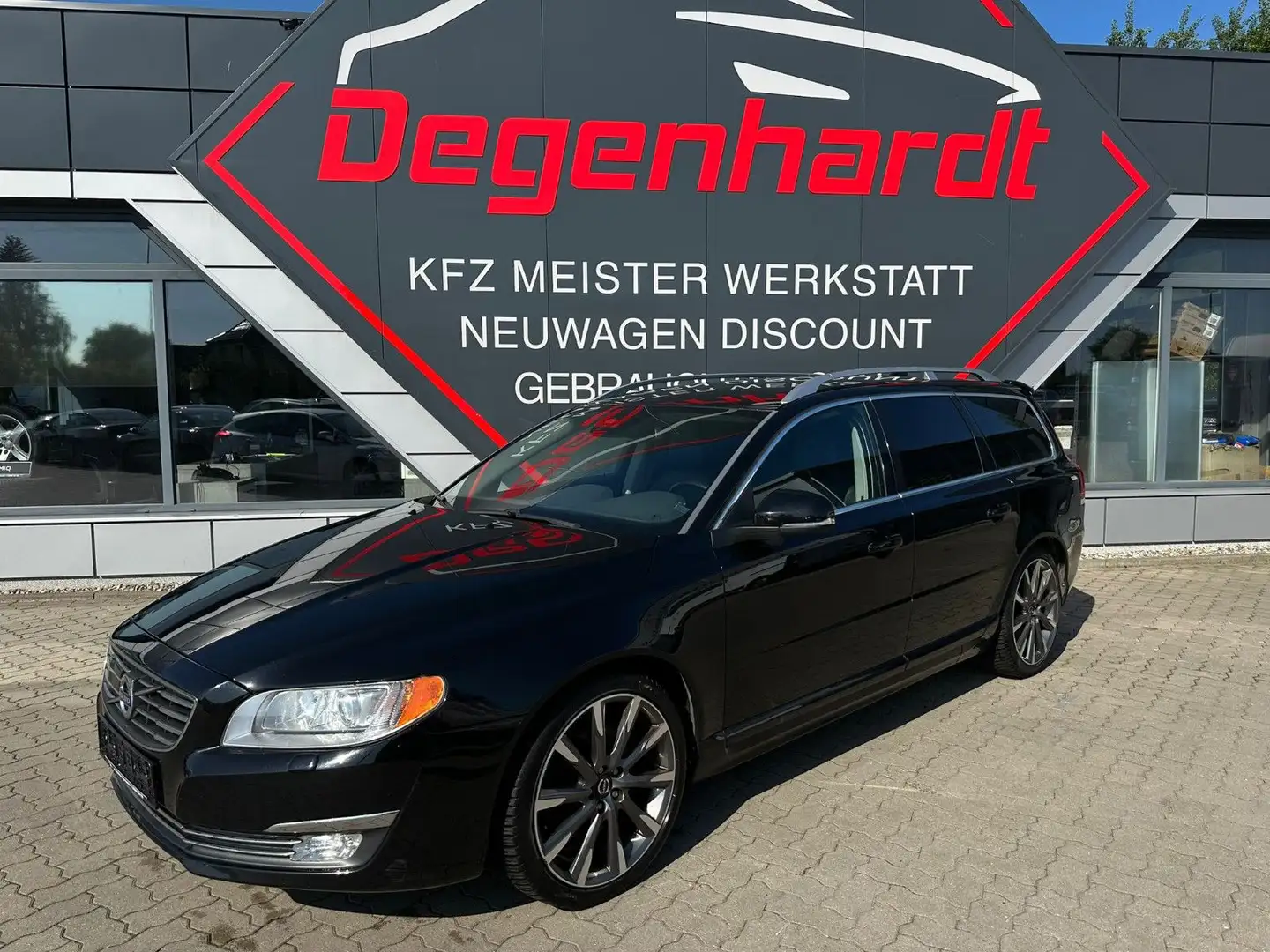 Volvo V70 Kombi V6 Summum AWD AHK ACC Totwinkel Memory Schwarz - 1