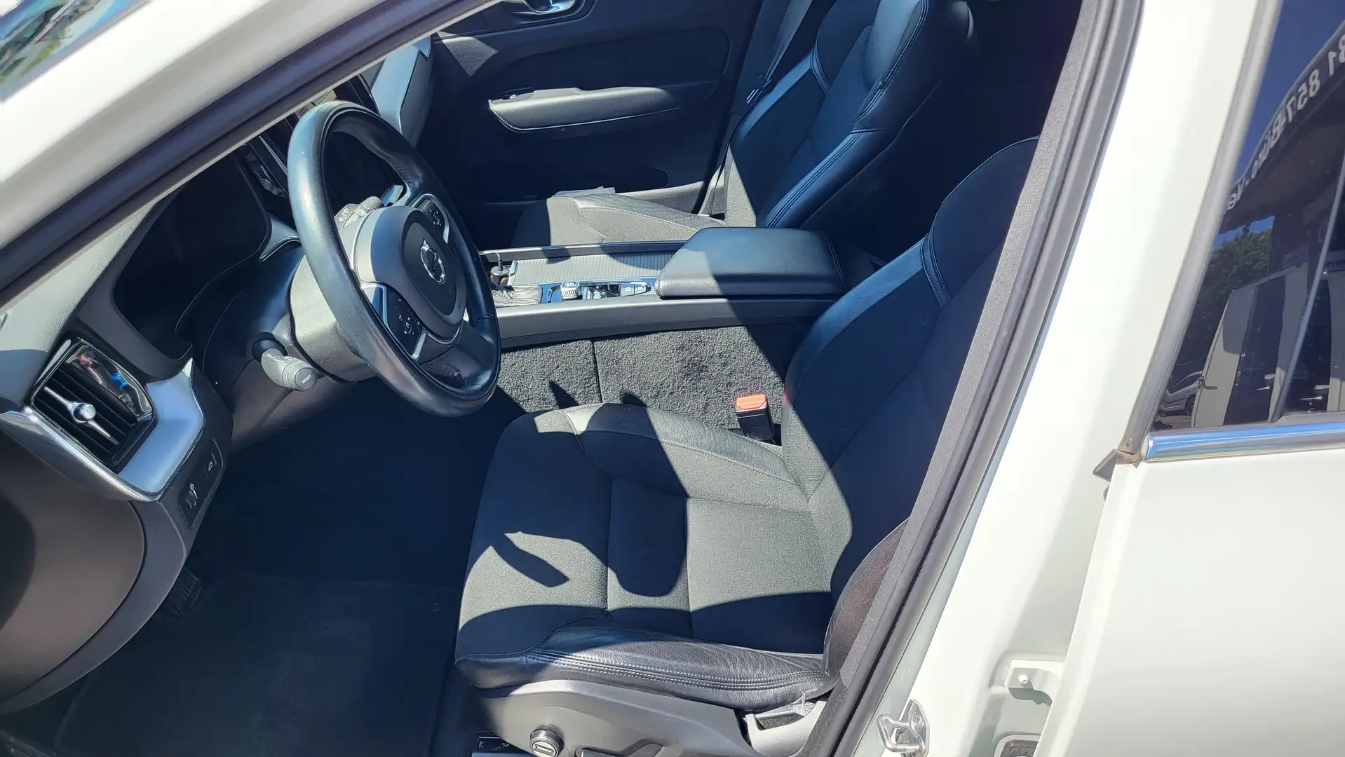 Volvo XC60 Momentum Pro 2WD Weiß - 2