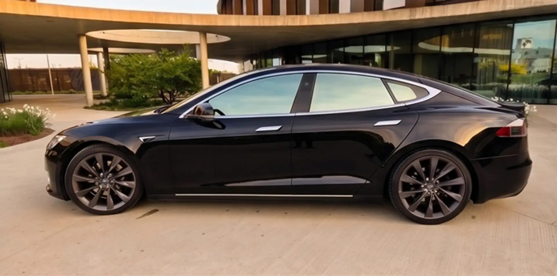 Tesla Model S Schwarz - 2