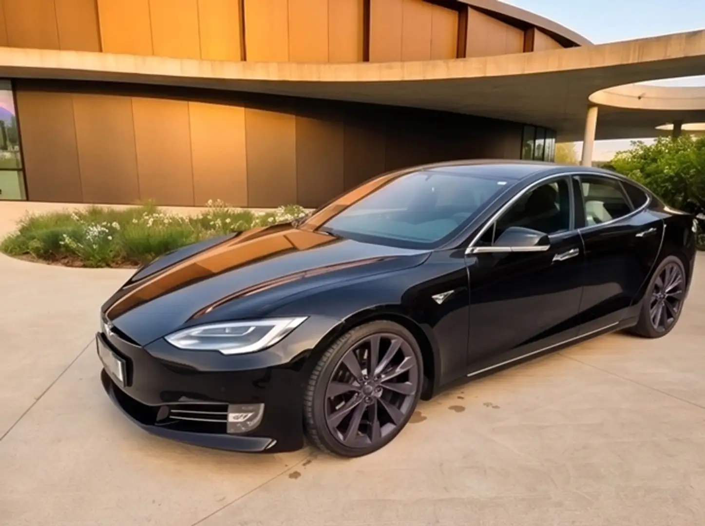 Tesla Model S Schwarz - 1