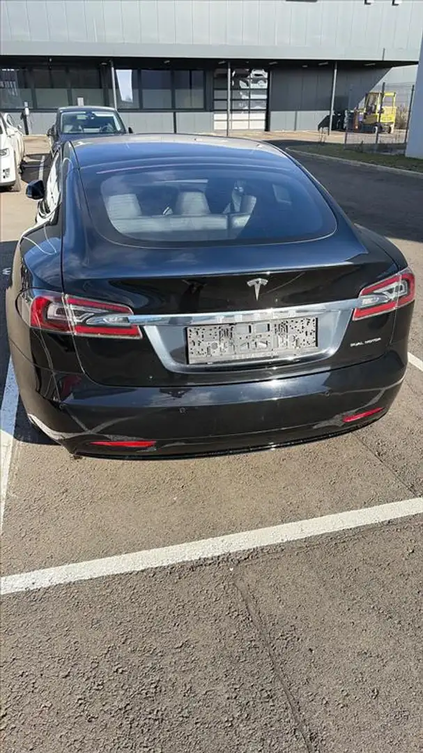 Tesla Model S Schwarz - 2
