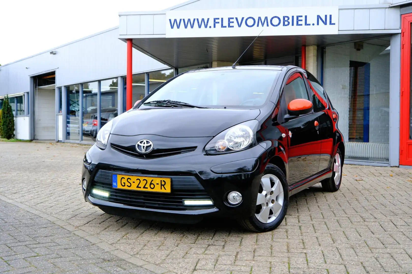 Toyota Aygo 1.0 VVT-i Dynamic Orange 5-drs Airco|LED dagrij|LM Nero - 1
