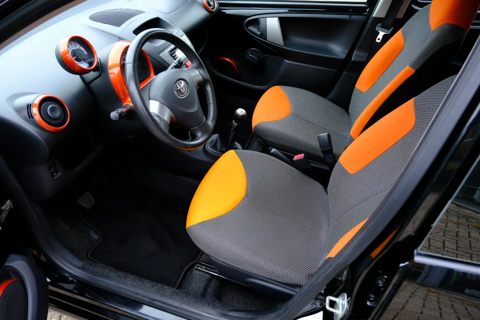 Toyota Aygo 1.0 VVT-i Dynamic Orange 5-drs Airco|LED dagrij|LM Nero - 2