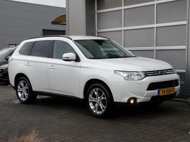 Mitsubishi Outlander 2.0 Intense+ Clima/Navi/Camera!! 7 Zits!!