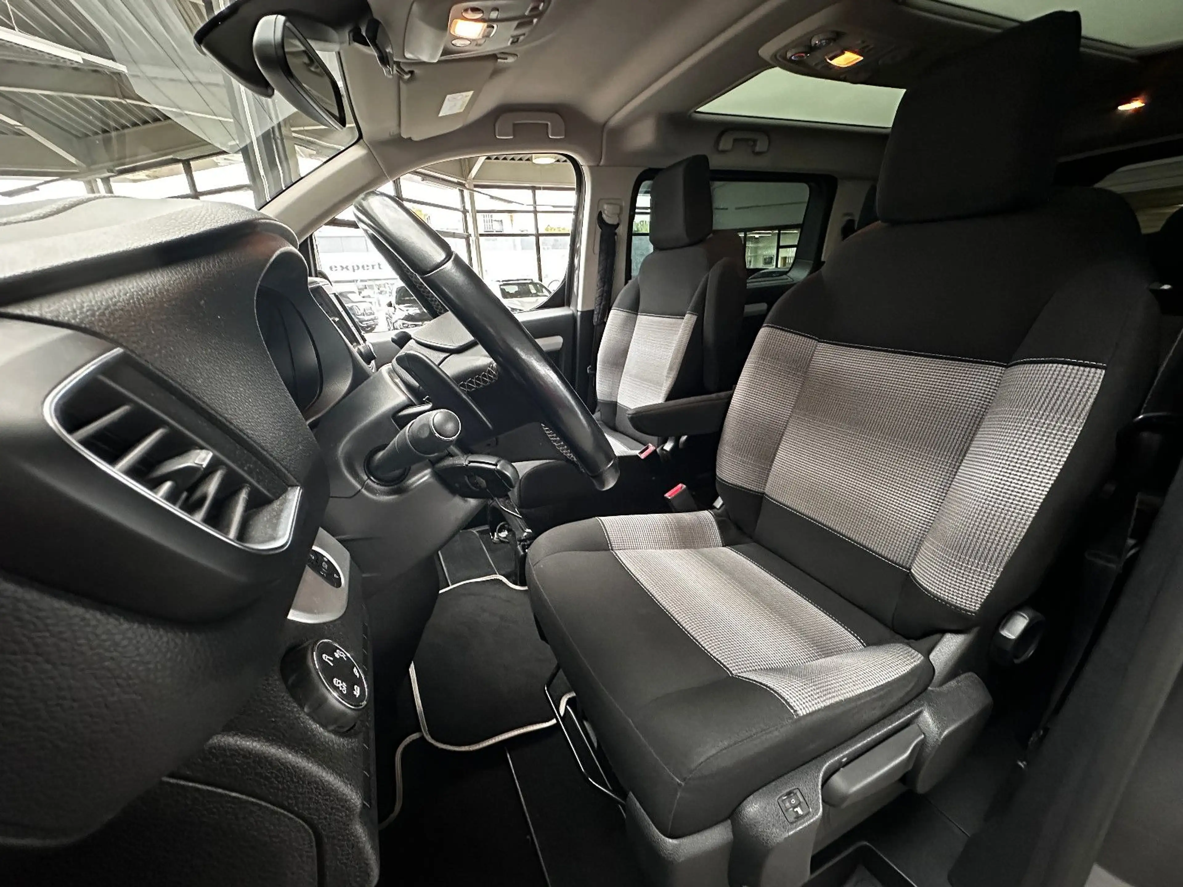 Citroen Spacetourer 2,0 BlueHDi 180 S&S Shine Automatik — photo 15