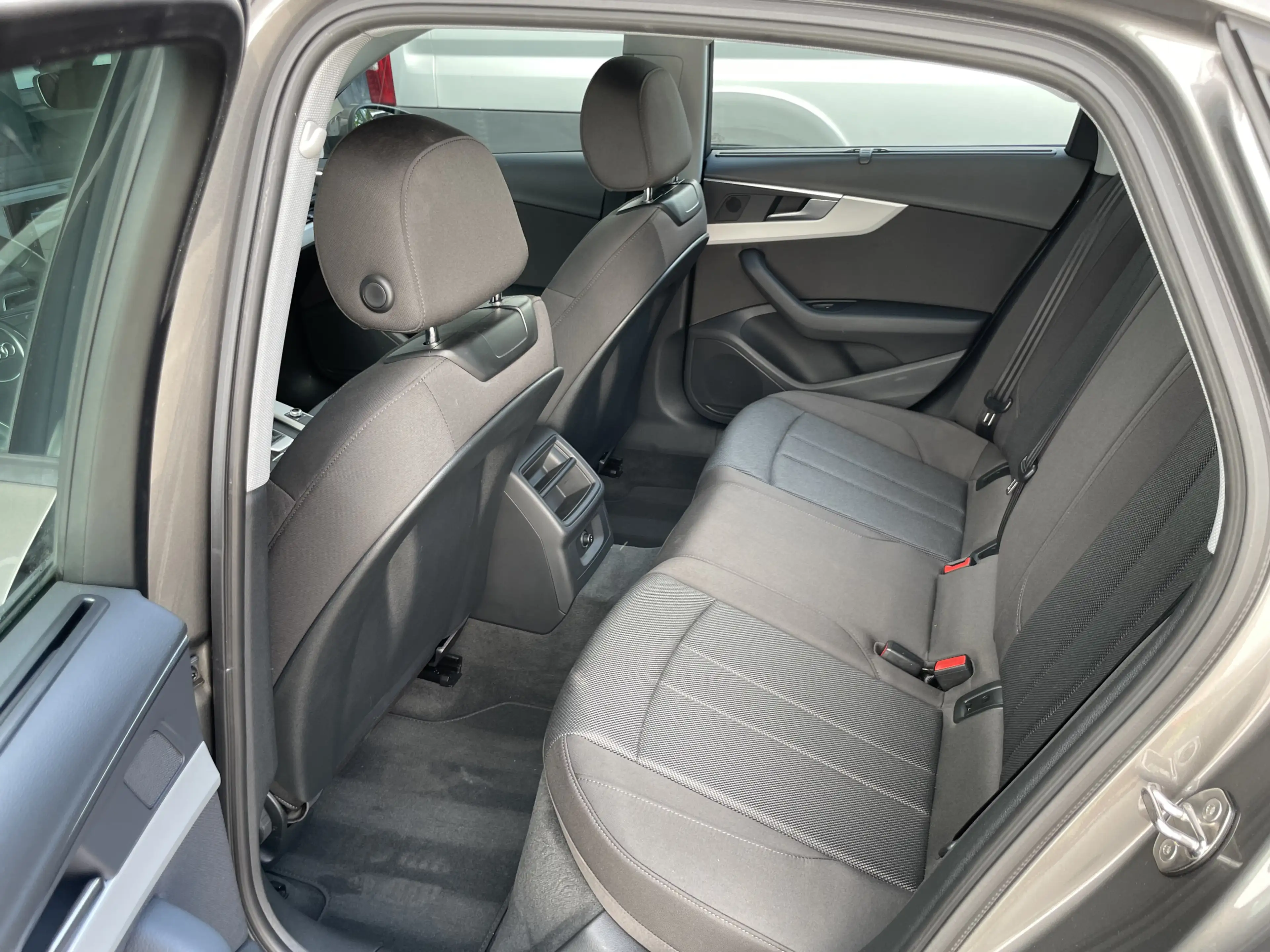 Audi A4 30 TDI LED Navi Sitzheizung Tempomat PDC — photo 14