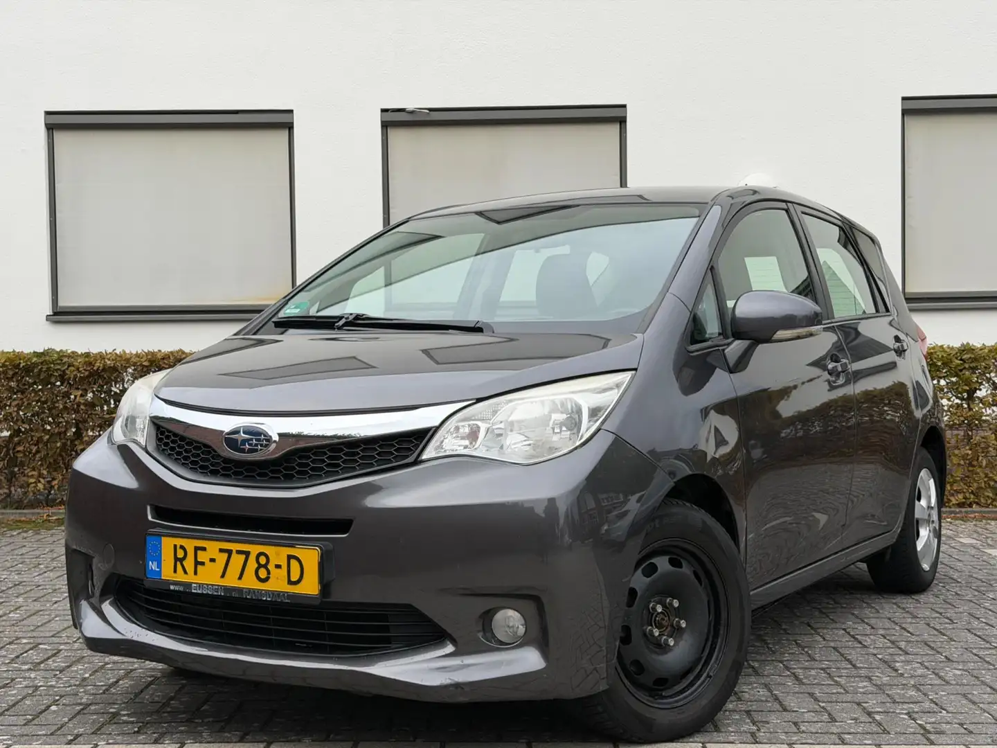 Subaru Trezia 1.3 Comfort NIEUWE APK LICHTE SCHADE RECHTERKANT Grijs - 2