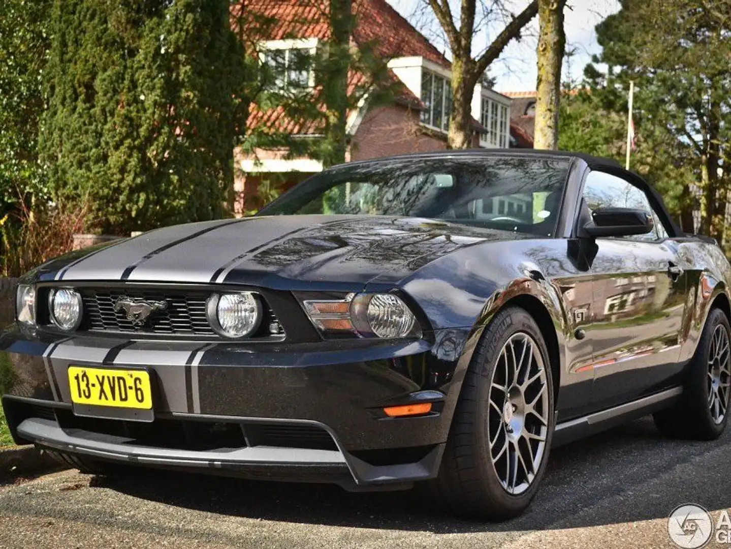 Ford Mustang GT crna - 1