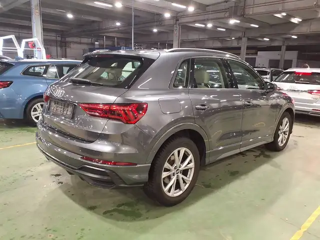 Audi Q3 view 3