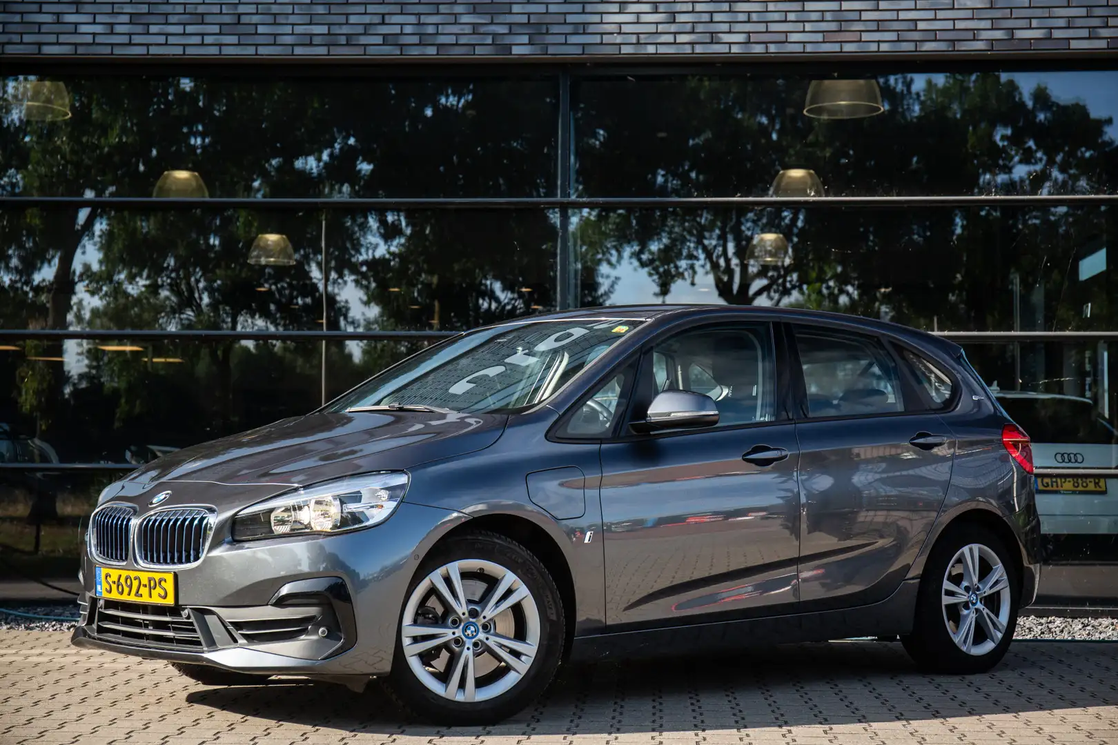 BMW 225 2-serie Active Tourer 225xe iPerformance Grijs - 2