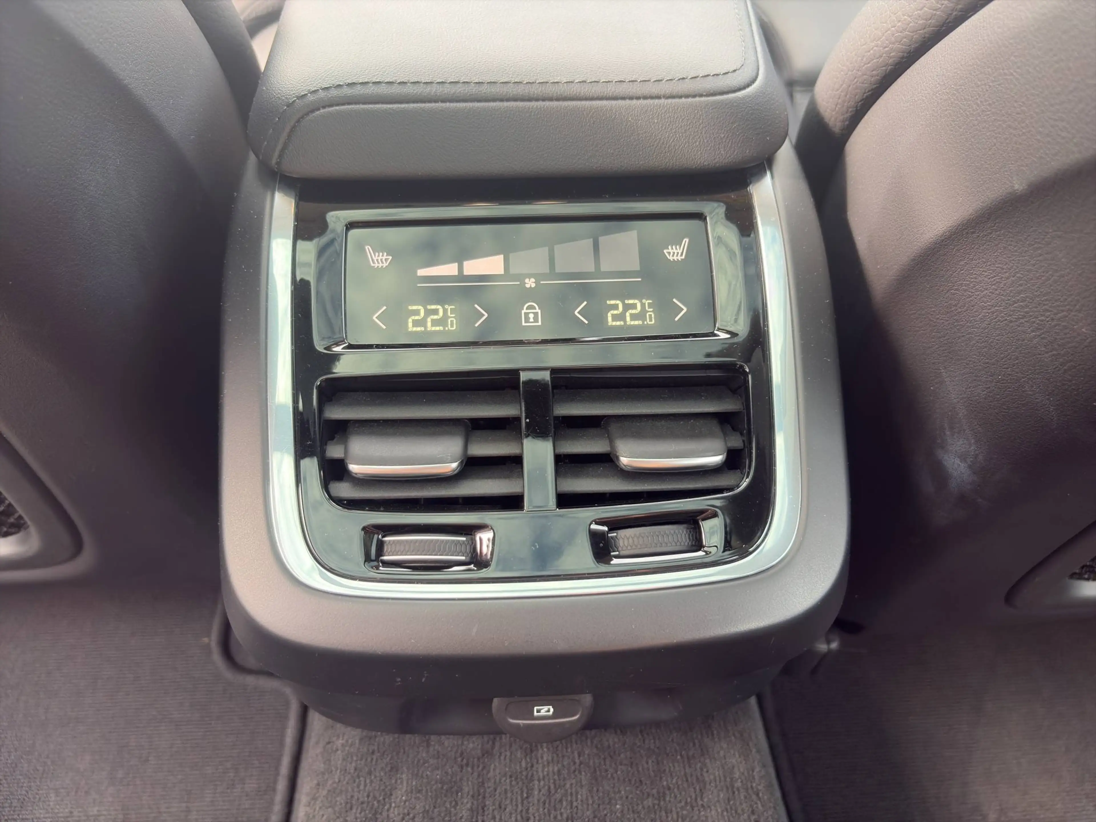 Volvo V60 Cross Country Ultimate B4 Diesel AWD — photo 14