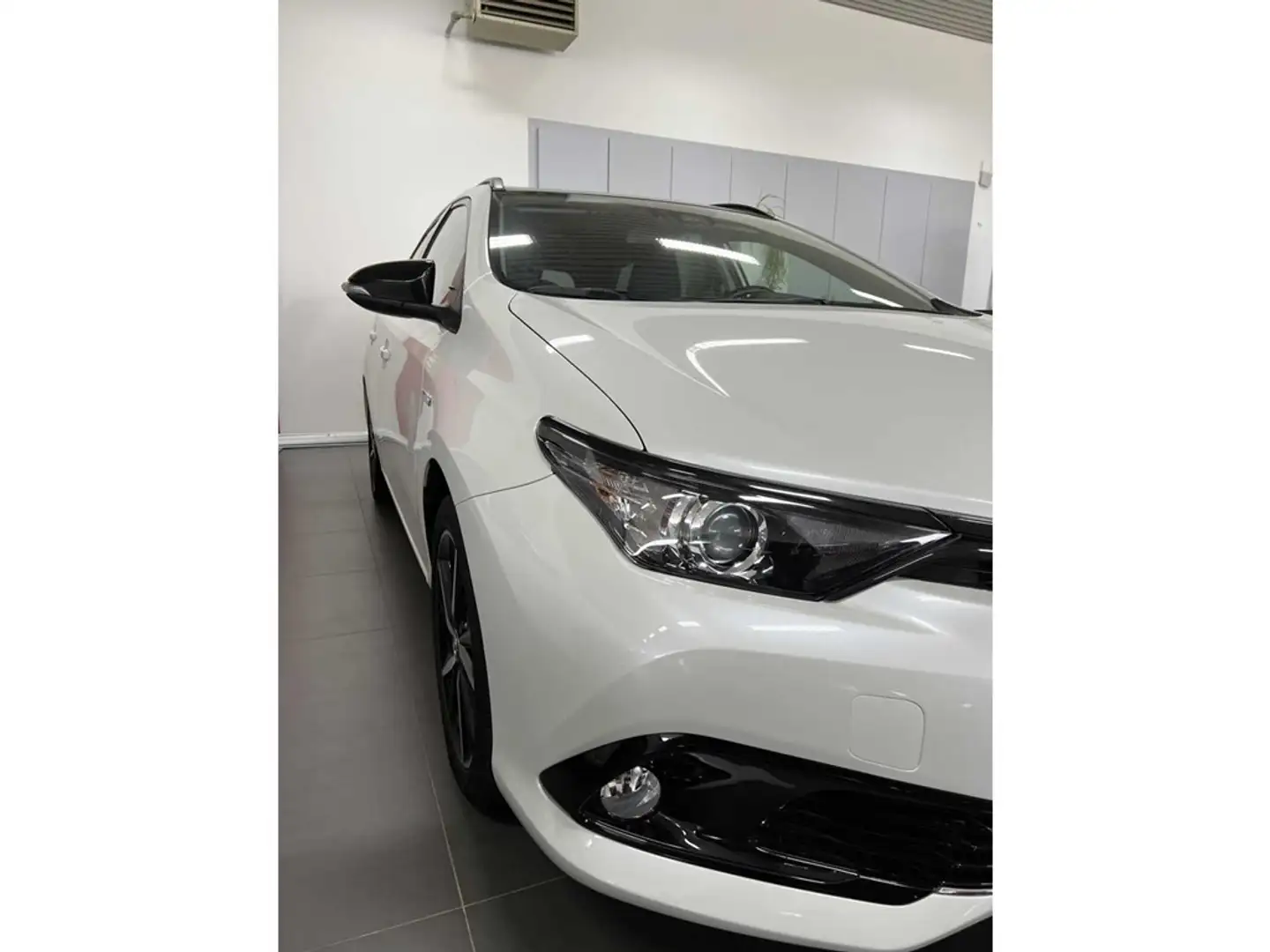 Toyota Auris Белый - 2