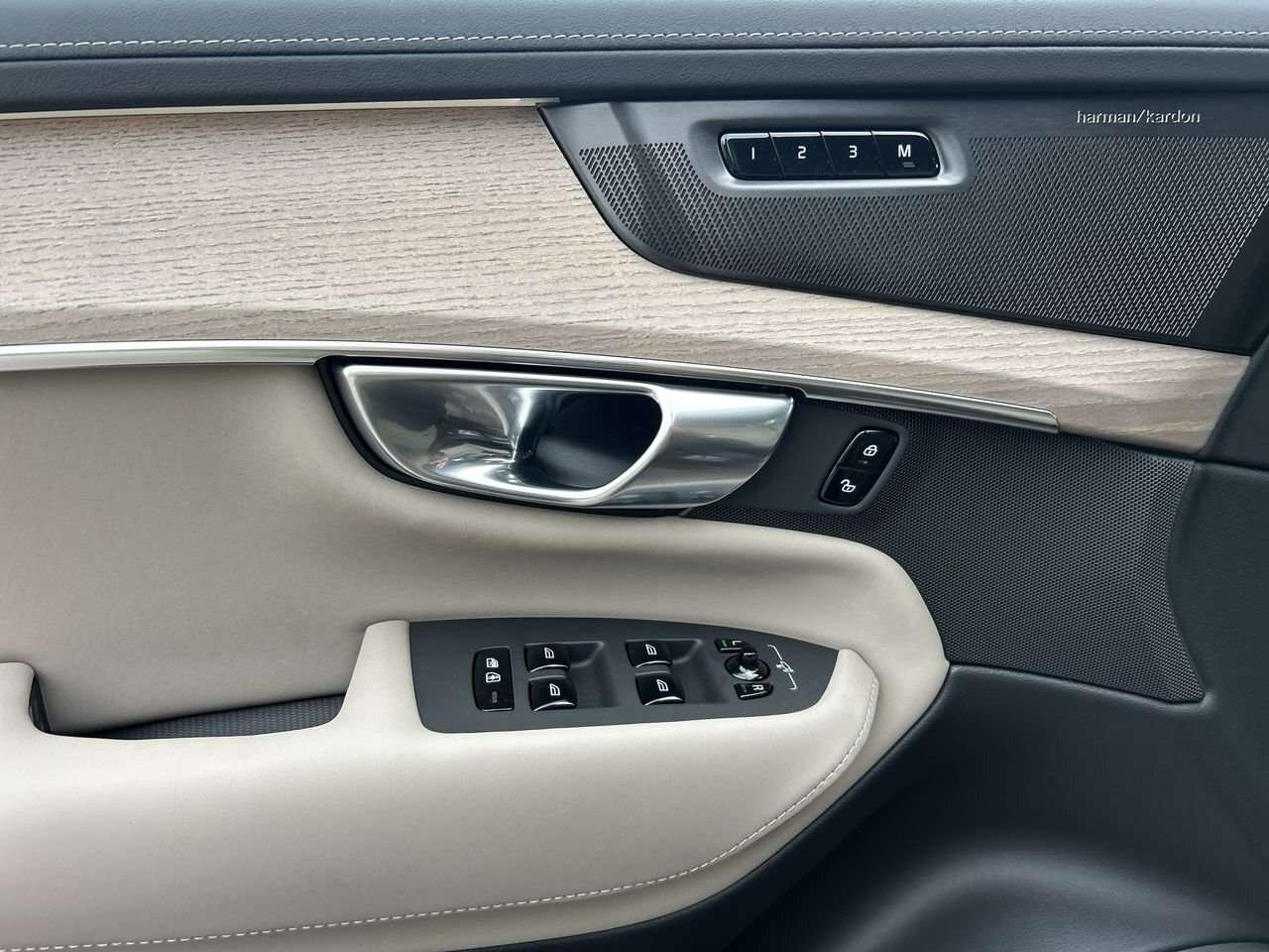 2026 Volvo XC90 Plus 7-Seater (Dark Theme) Rear Camera Washer | Ha thumb 21
