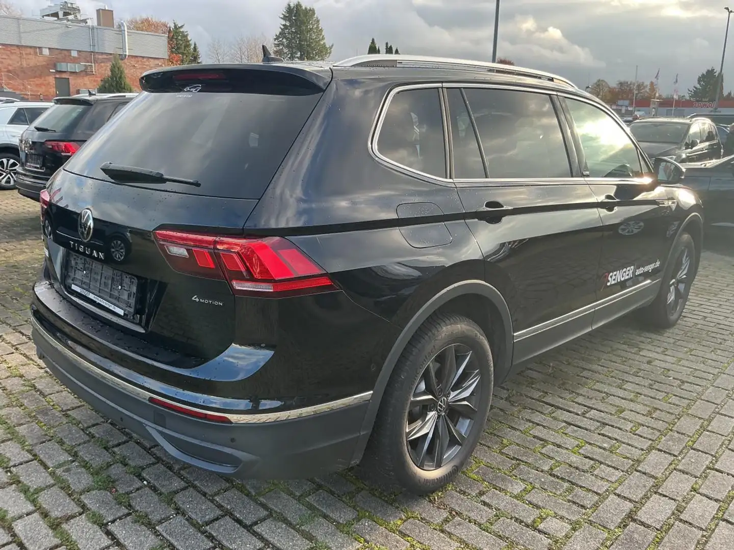 Volkswagen Tiguan Allspace 2.0 TDI Move 4MO DSG Nav AHK APP Zwart - 2