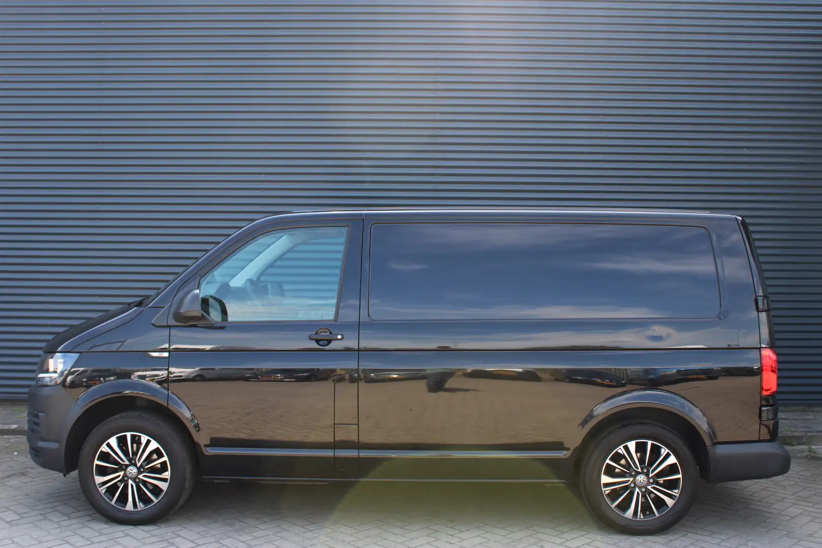 Volkswagen T6 Transporter 2.0 TDI L1H1 3-Persoons Airco Navigatie LM-Velgen Zwart - 2