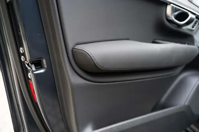 Volvo XC90 view 28