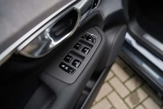 Volvo XC90 view 29