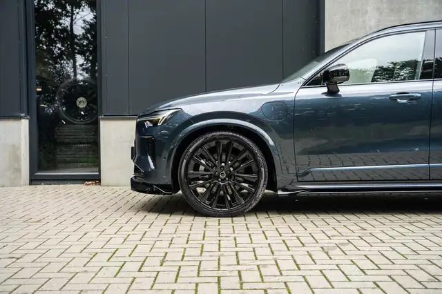 Volvo XC90 view 11