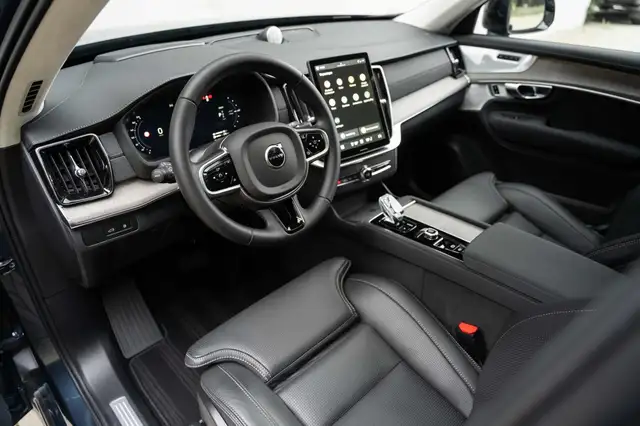 Volvo XC90 view 3