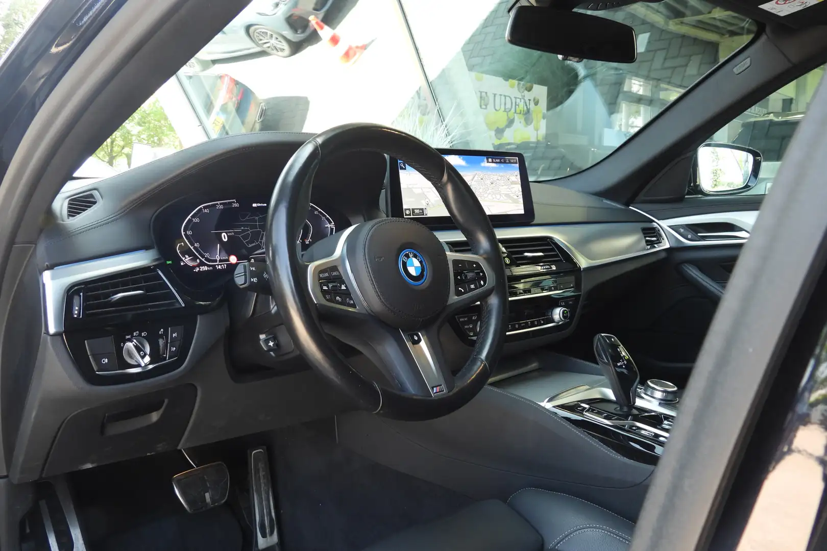 BMW 520 5 Serie 520e High Exectuve M Sport Automaat / Schu Zwart - 2