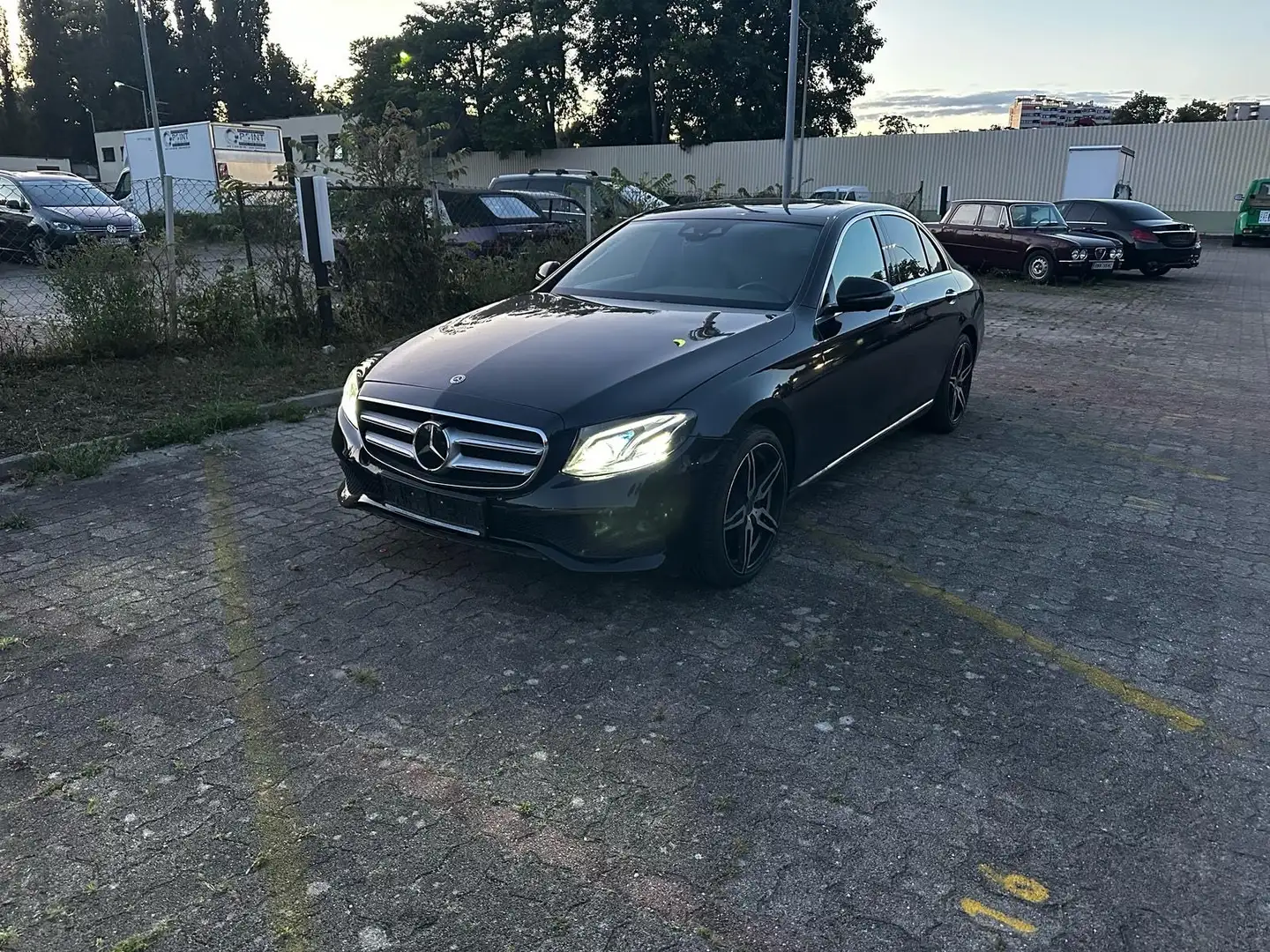 Mercedes-Benz E 220 d Avantgarde Aut. Schwarz - 1