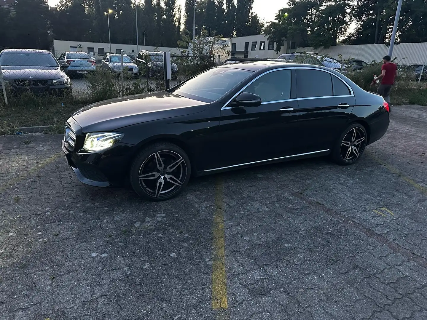 Mercedes-Benz E 220 d Avantgarde Aut. Schwarz - 2