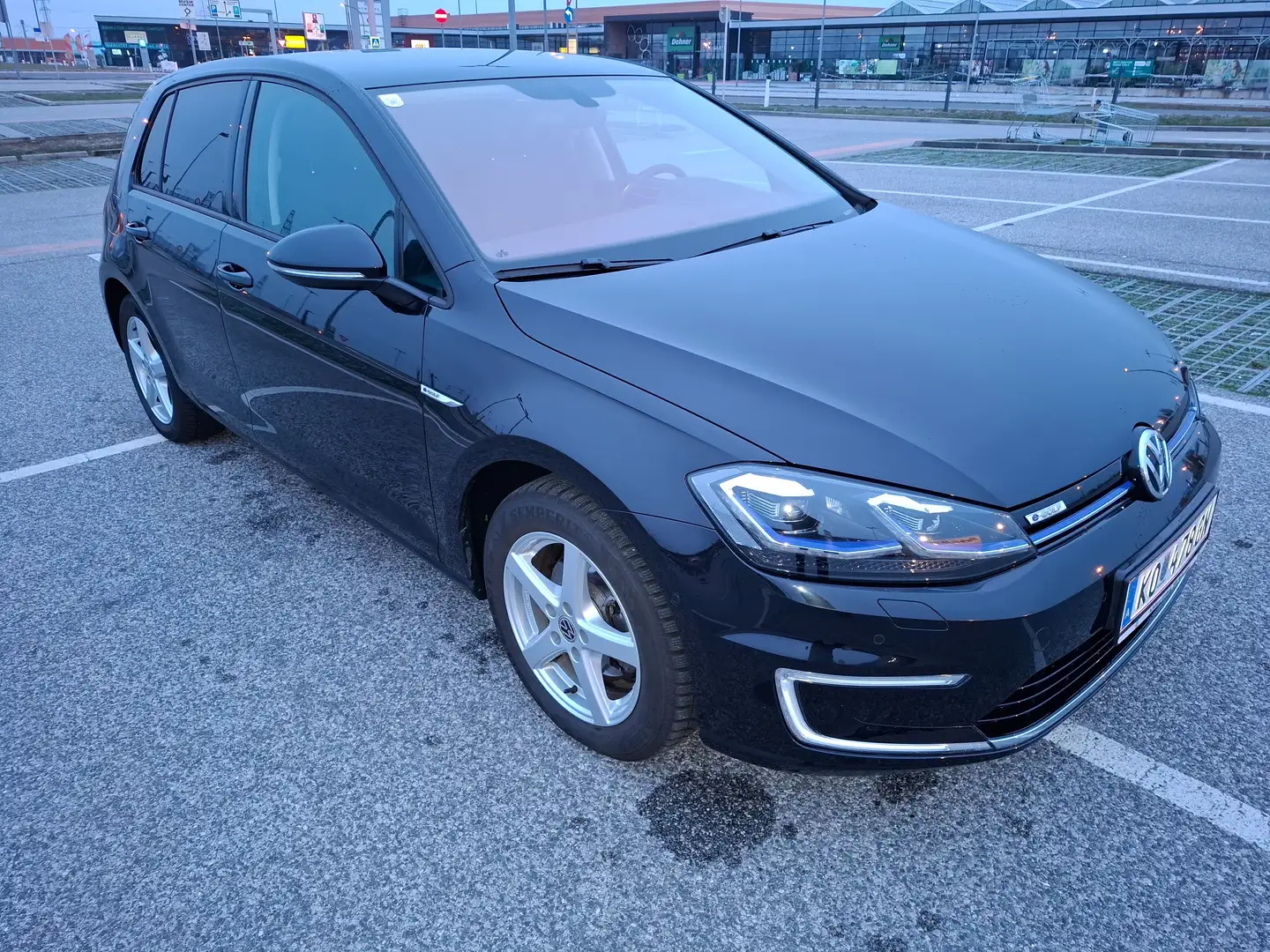 Volkswagen e-Golf e-Golf 35,8kWh (mit Batterie) Schwarz - 1