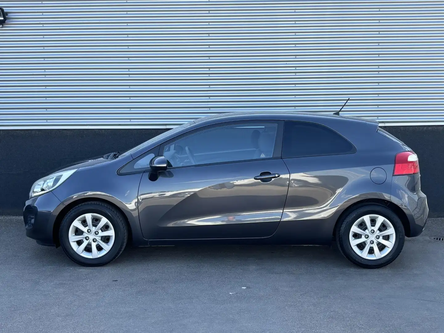 Kia Rio 1.2 CVVT Plus Pack Airco, volledig dealeronderhoud Gris - 2