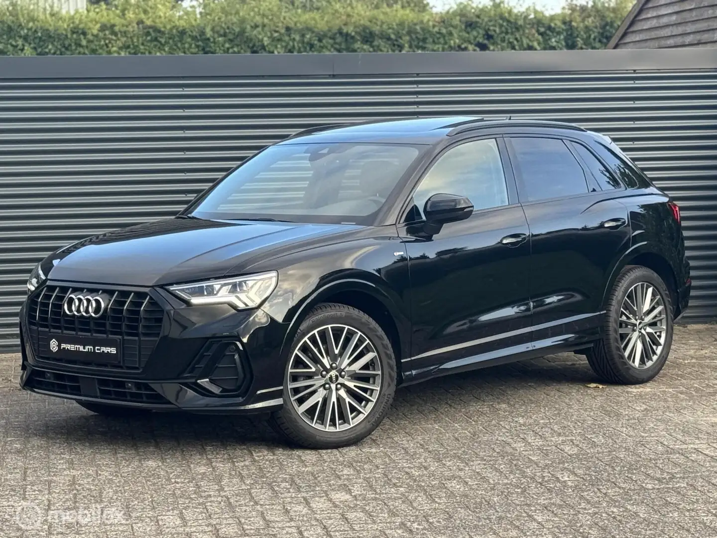 Audi Q3 35 TFSI 3X S-Line Pano Keyless Trekhaak Leder Zwart - 1