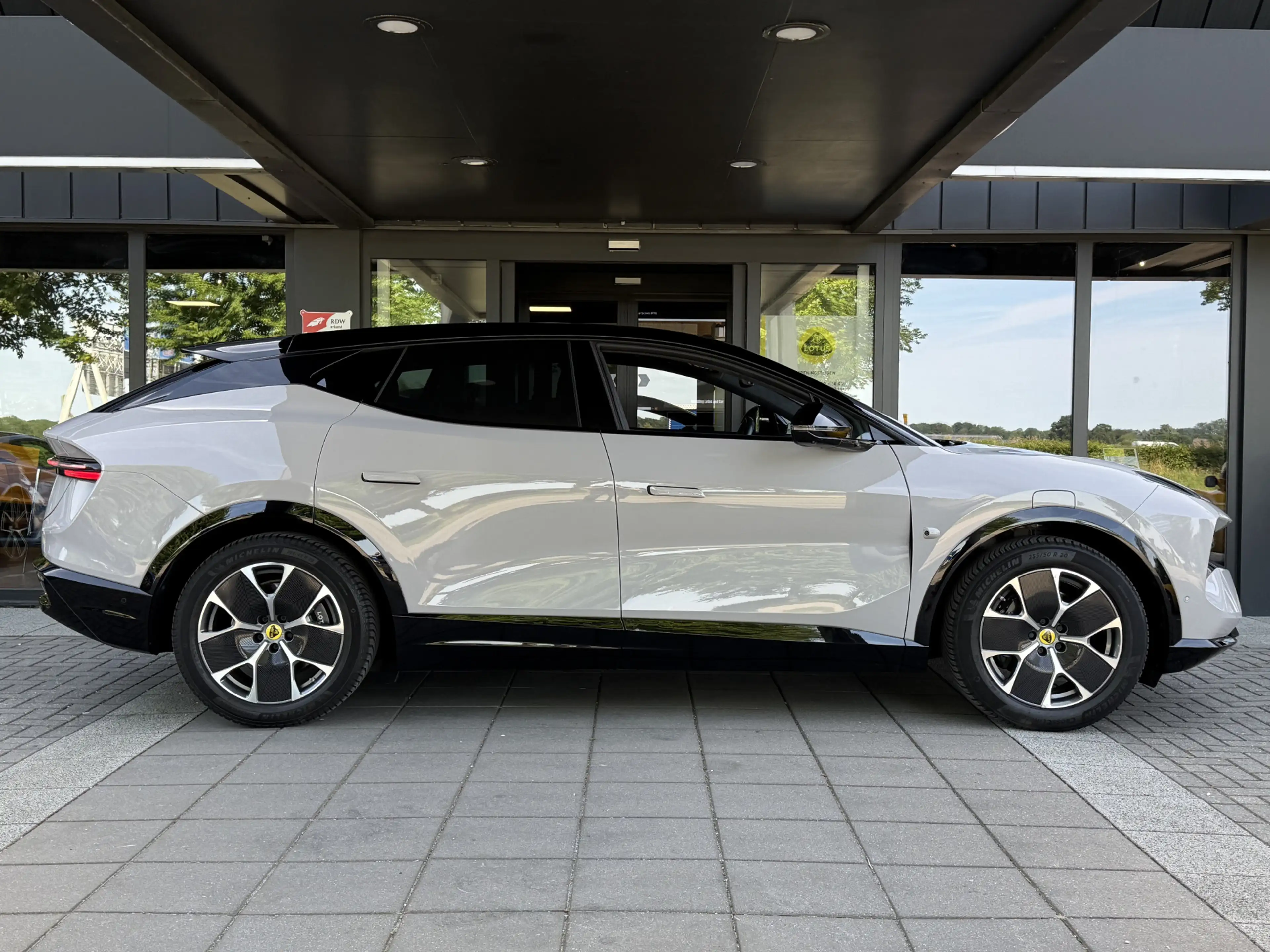 Lotus Eletre EDS 450 4WD 112 kWh — photo 4