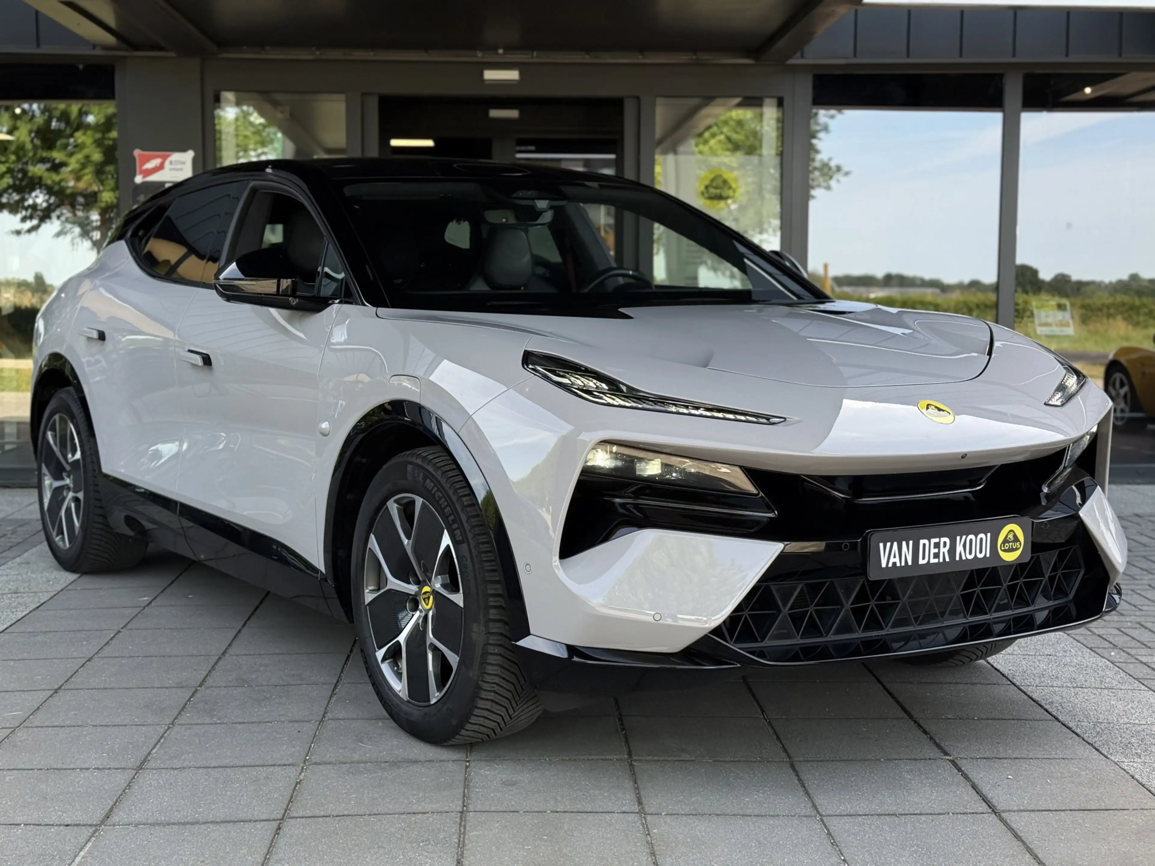Lotus Eletre EDS 450 4WD 112 kWh — photo 3