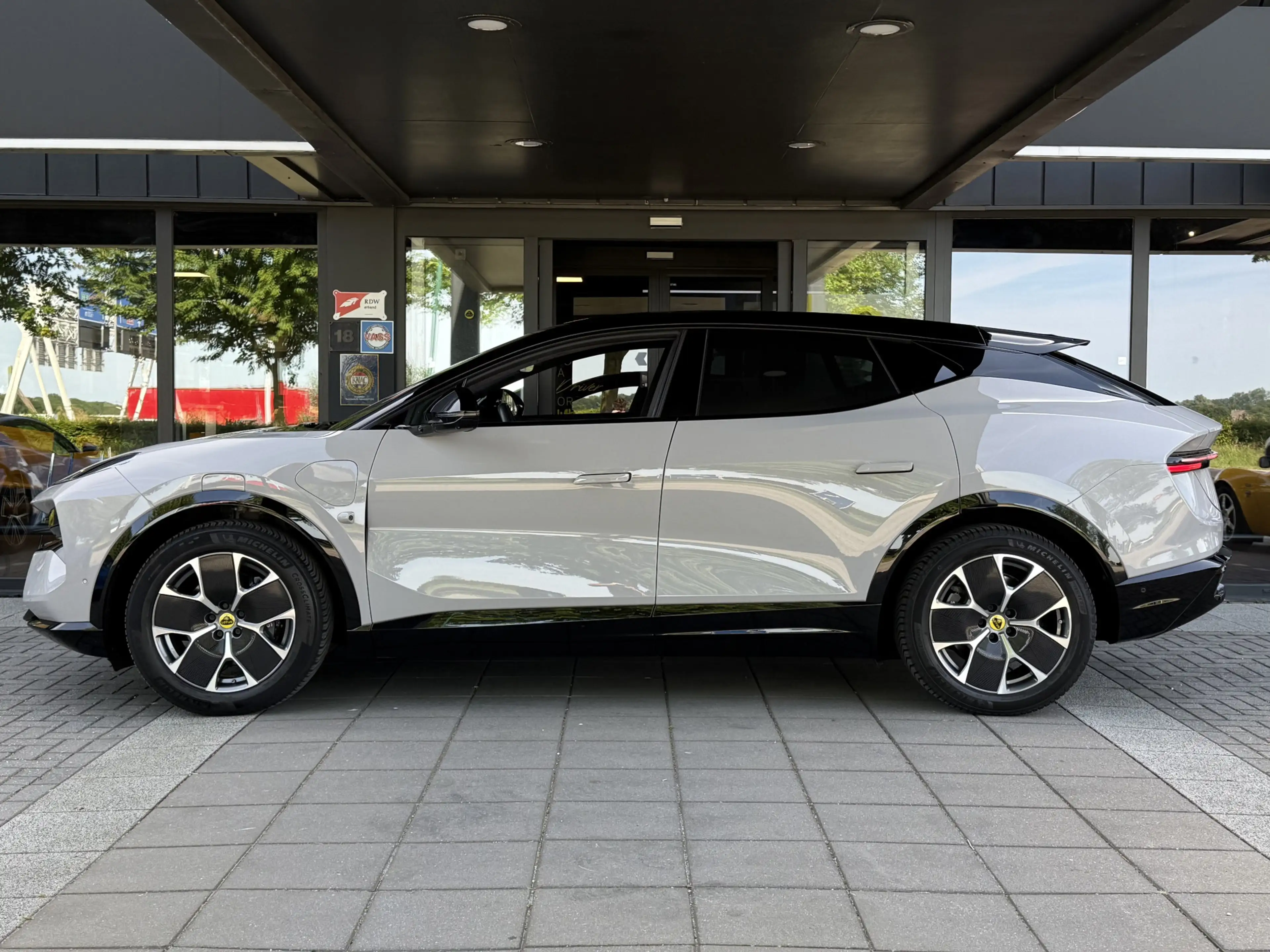 Lotus Eletre EDS 450 4WD 112 kWh — photo 8