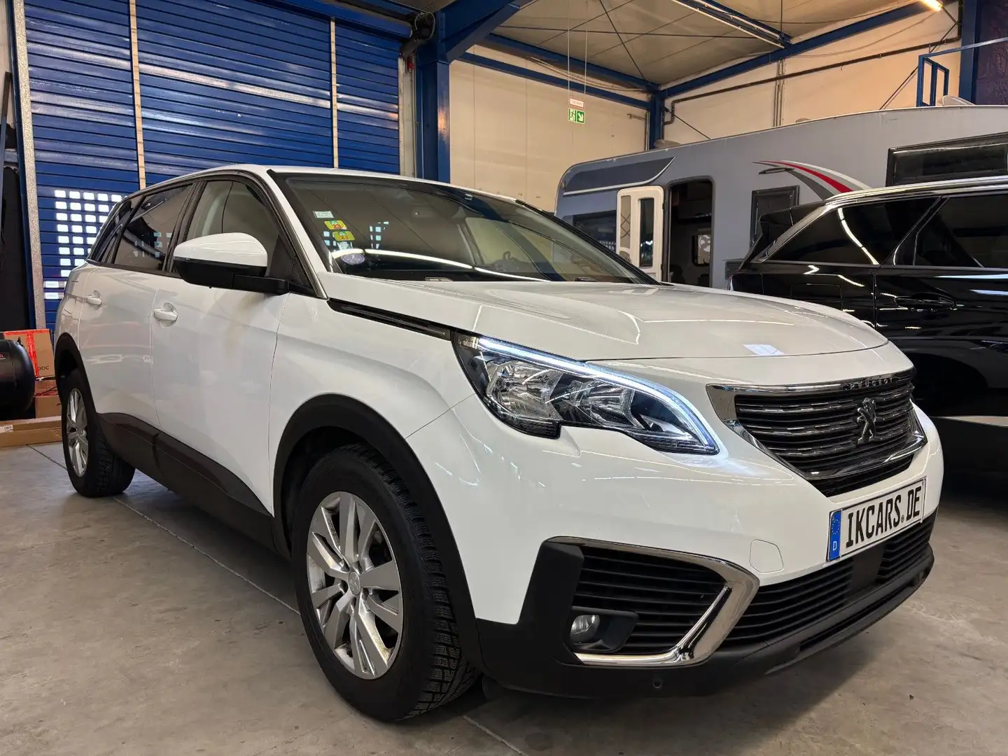 Peugeot 5008 1,2 PureTech Active Business 7-Sitzer Wit - 1
