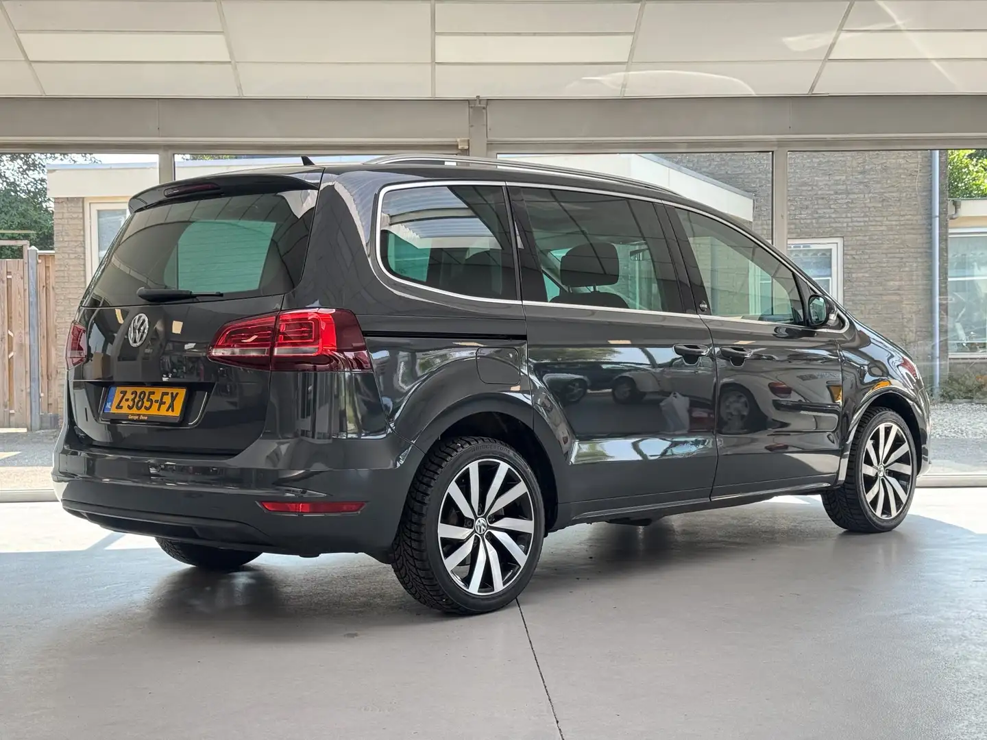 Volkswagen Sharan Sound 1.4 TSI|Trekhaak|Navigatie|Carplay|Elektrisc Grijs - 2