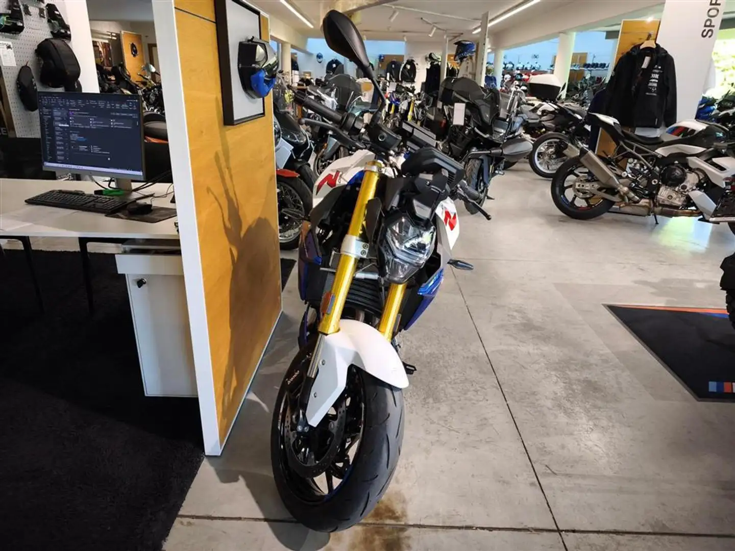 BMW F 900 R 0 - 2