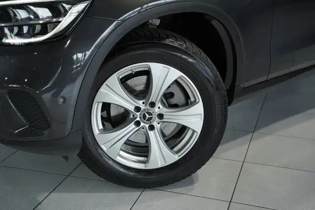 Mercedes-Benz GLC 200 view 3