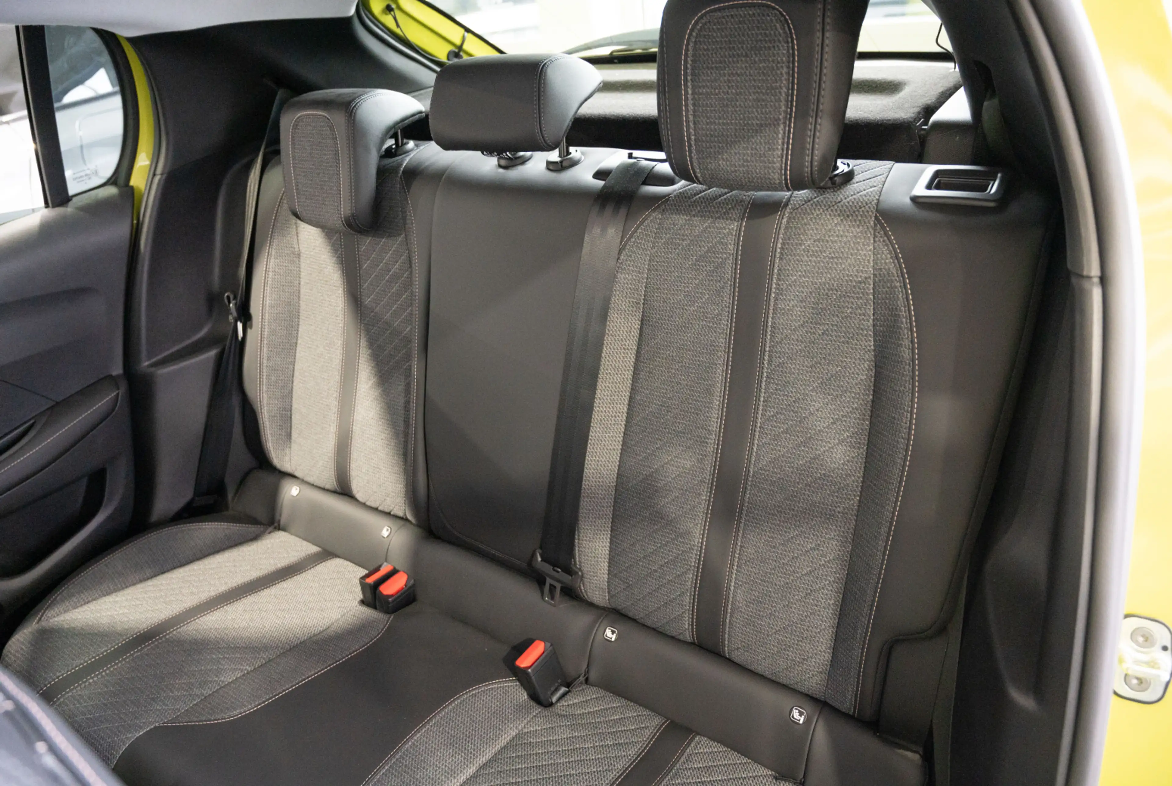 Peugeot 208 ALLURE PureTech 100 PS *NAVI*DAB*KAMERA* — photo 8