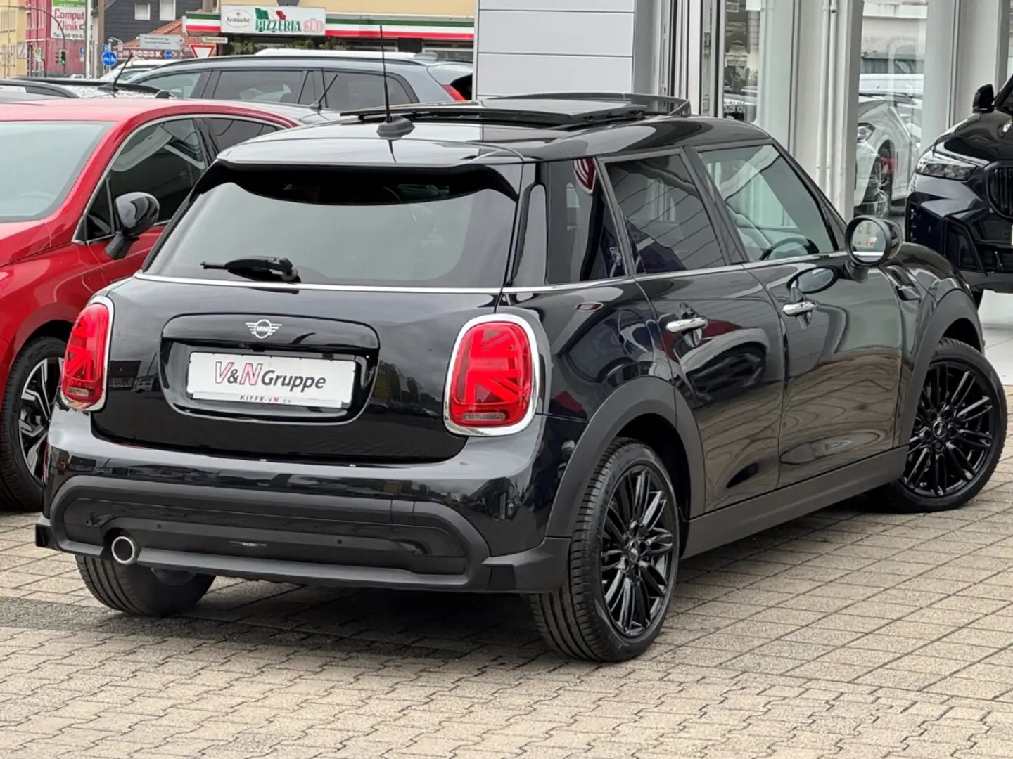 MINI Cooper 5-Türer Yours Trim PANO RFK HUD LENKRADHZ Schwarz - 2
