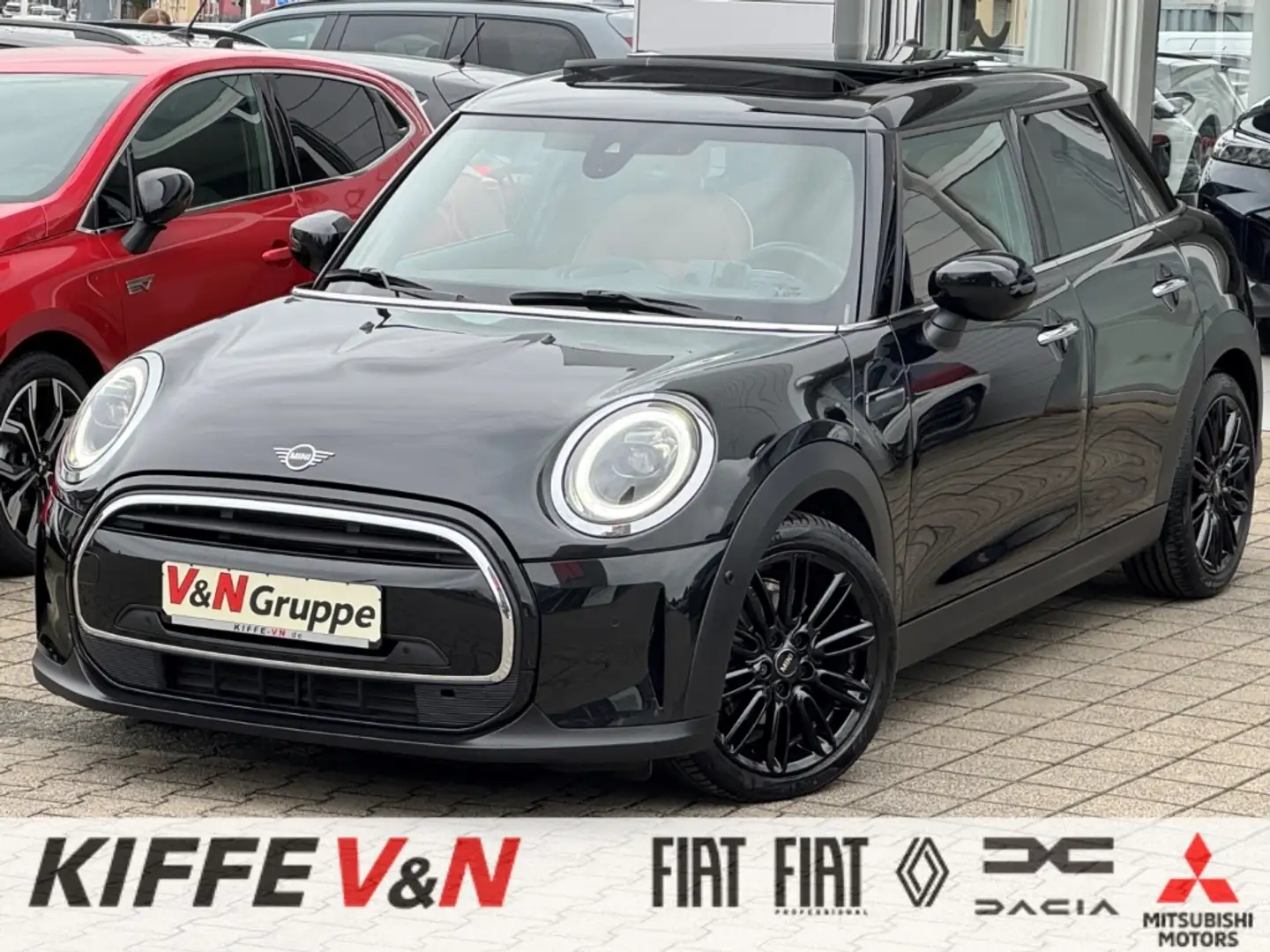 MINI Cooper 5-Türer Yours Trim PANO RFK HUD LENKRADHZ Schwarz - 1