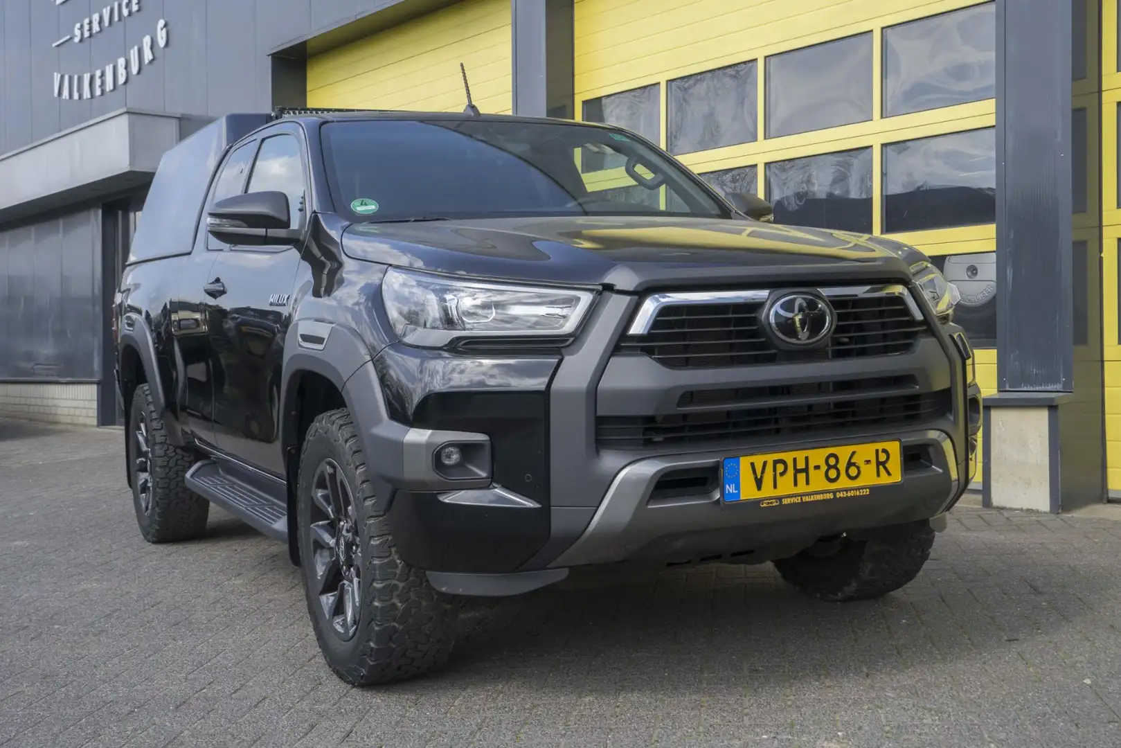 Toyota Hilux 2.8 D-4D Xtra Cab Invincible - 1