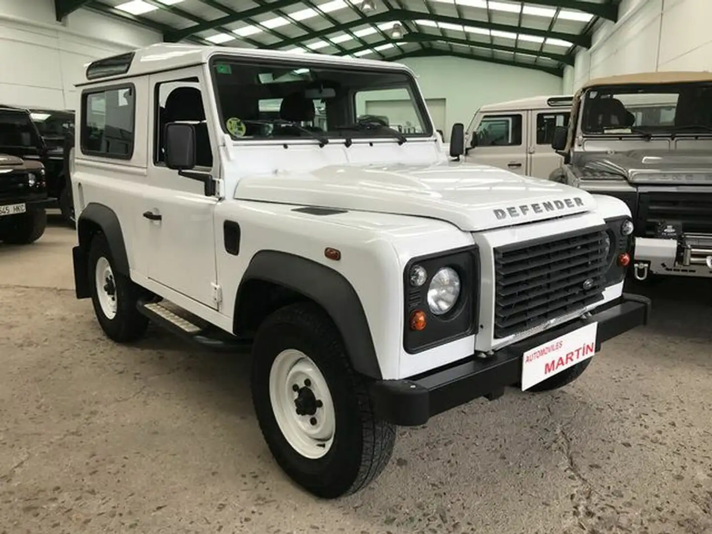 Land Rover Defender 90 SW SE Blanco - 2