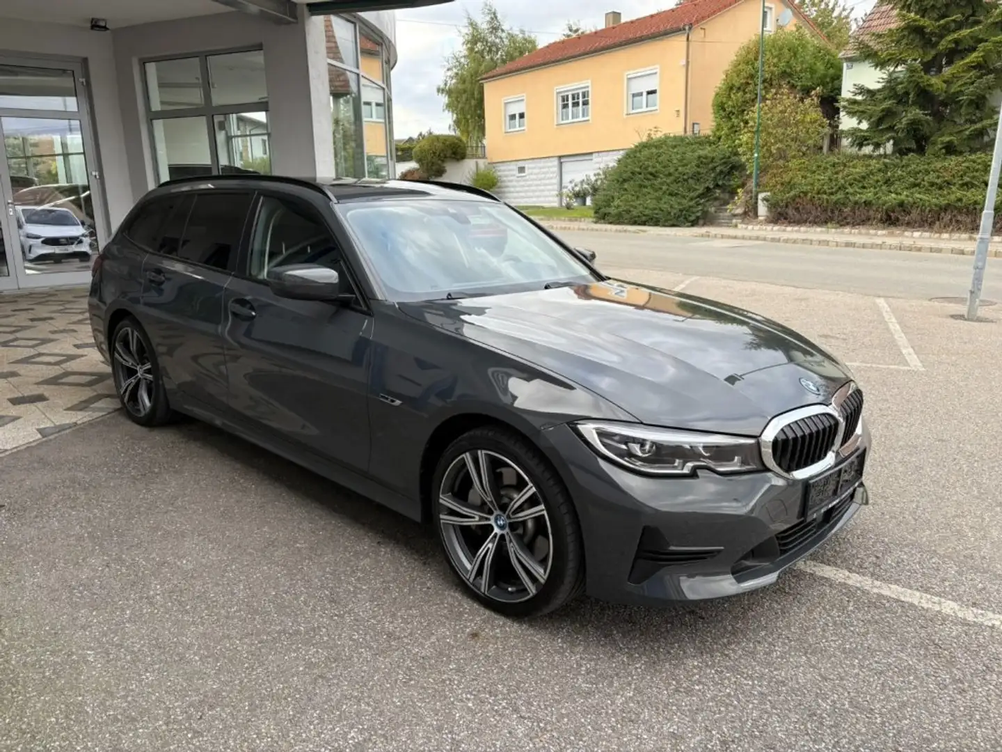 BMW 330 e Touring Advantage 2.0 Benzin/PHEV Gris - 2