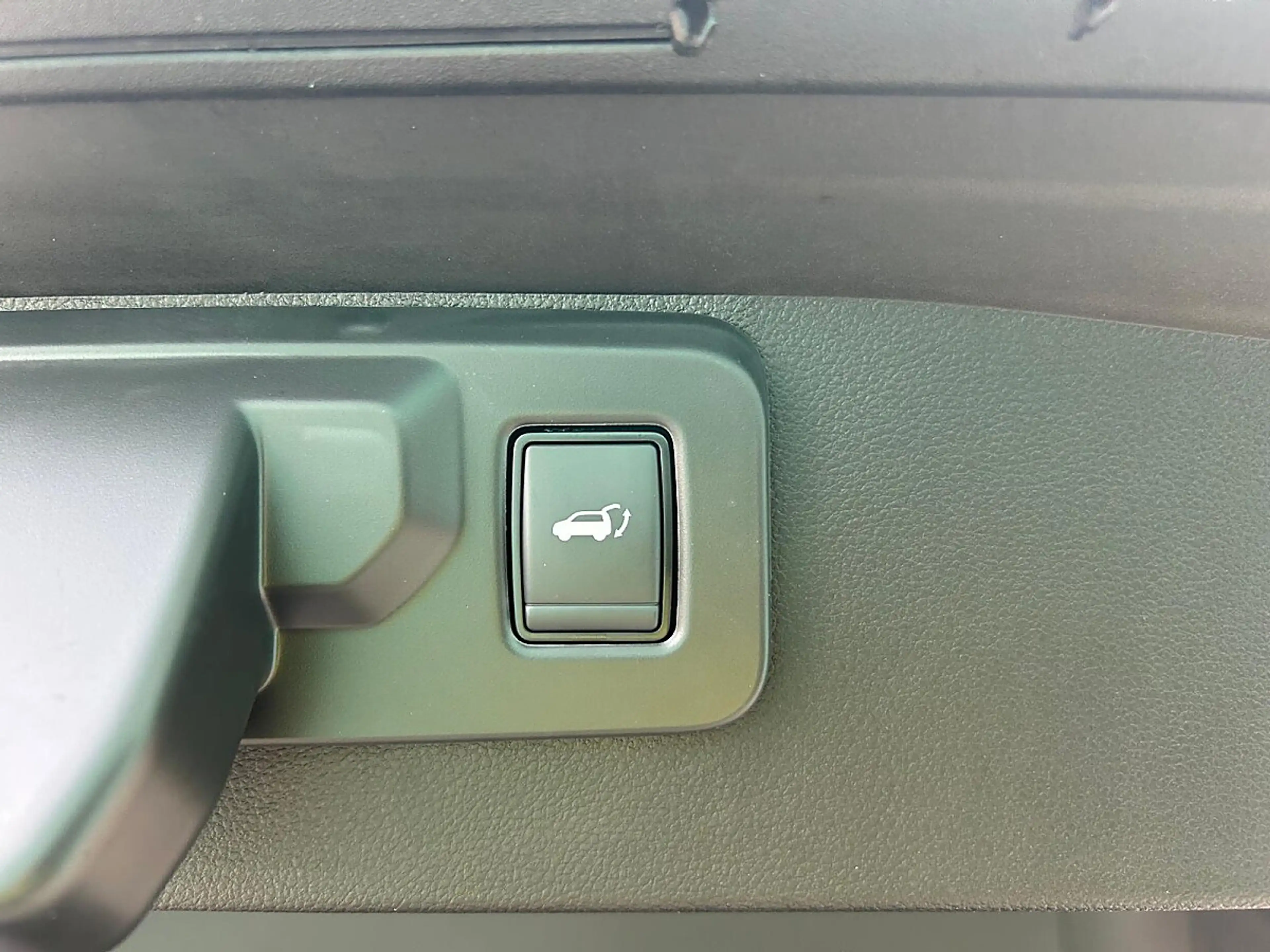 Mitsubishi Grandis 1,8 HEV Intense Aut. — photo 7