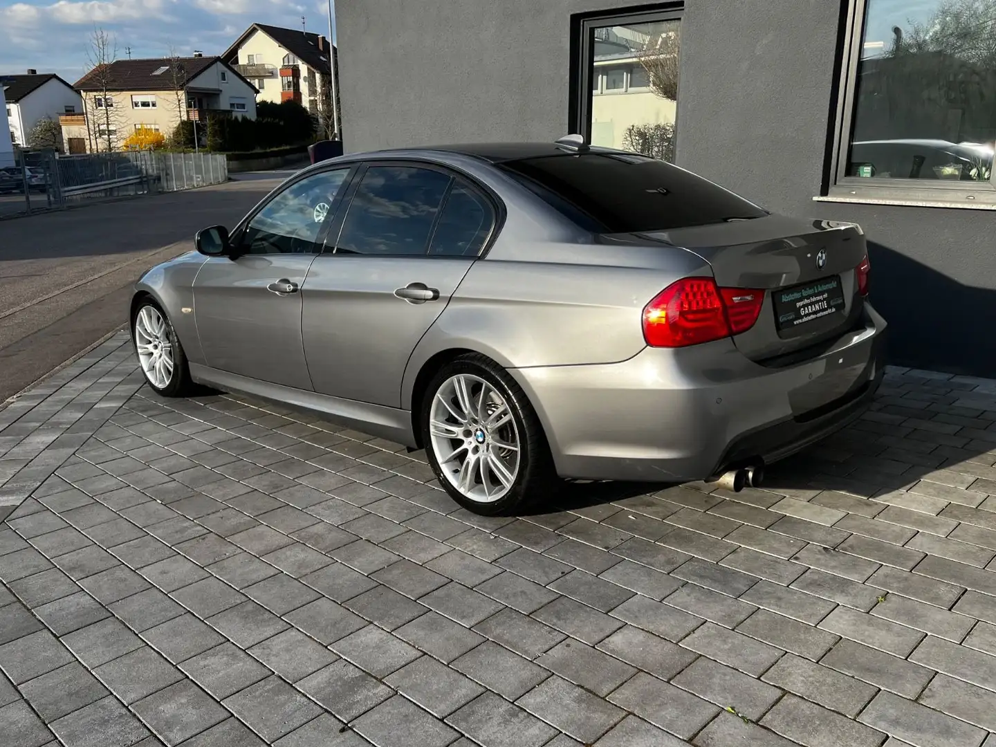 BMW 330 3 Lim. 330i Automatik/Navi/Leder/M-Paket Grau - 2