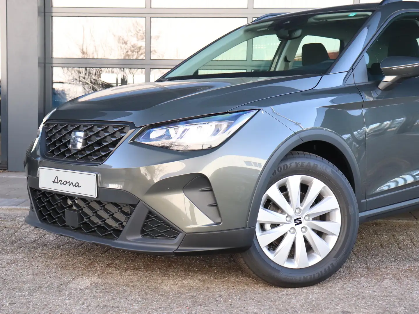 SEAT Arona Style 1.0 70 kW / 95 pk EcoTSI SUV 5 versn. Hand | Grijs - 2
