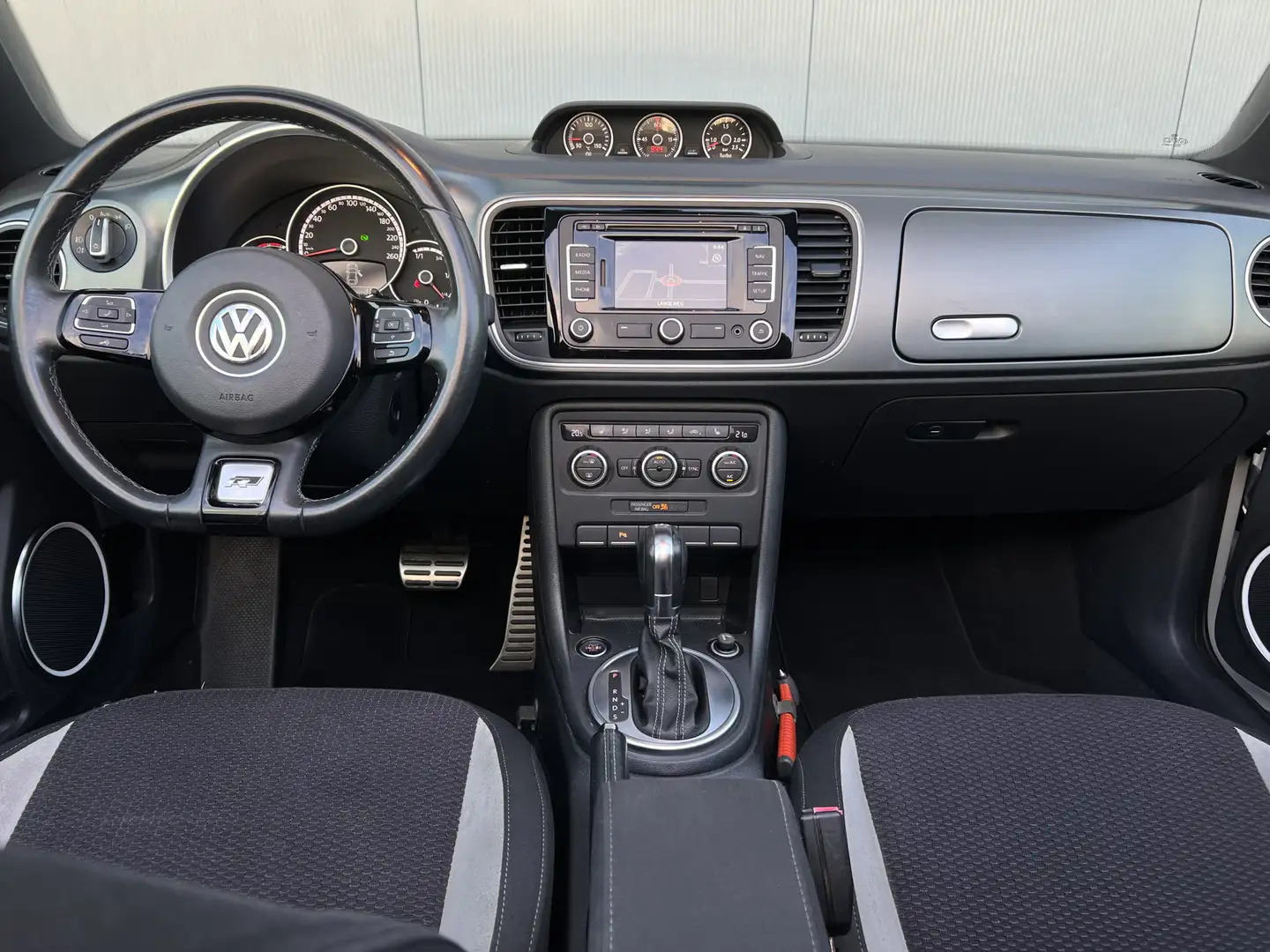 Volkswagen Beetle Cabriolet 1.4 TSI Sport Automaat R-Line/19inch. Wit - 2