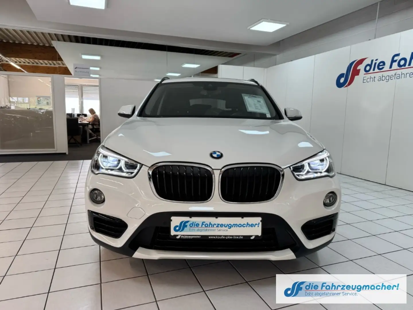 BMW X1 xDrive 20 i Sport Line HUD AD Navi Memory Sitze LE Weiß - 2