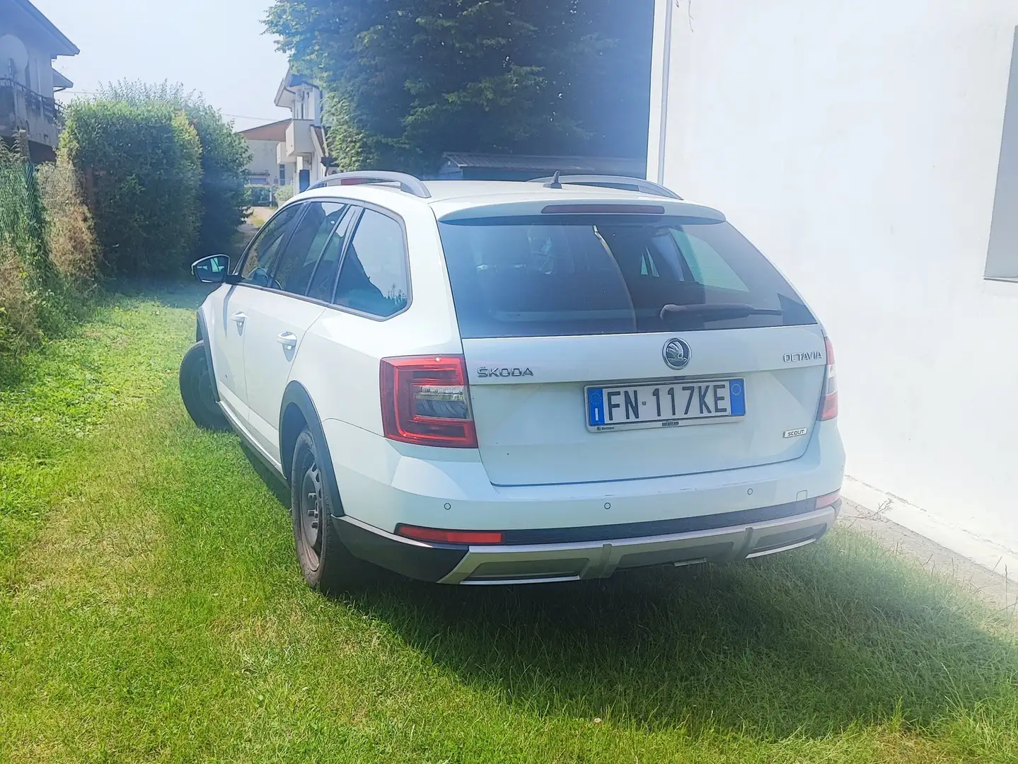 Skoda Octavia Octavia III 2017 Wagon 2.0 tdi Scout 4x4 150cv dsg Bianco - 2