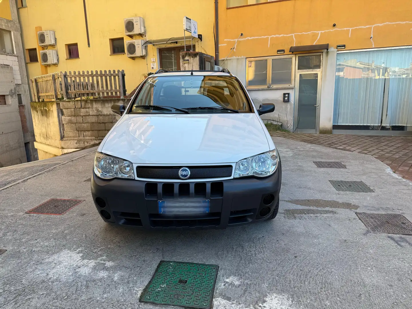 Fiat Strada Pickup Alb - 2
